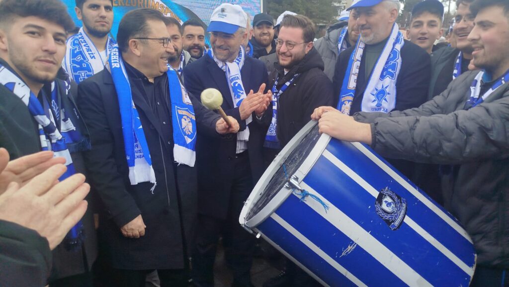 Büyük Erzurumspor Taraftarıyla Kenetlendi: Protokol Halayla Kutlamalara Katıldı