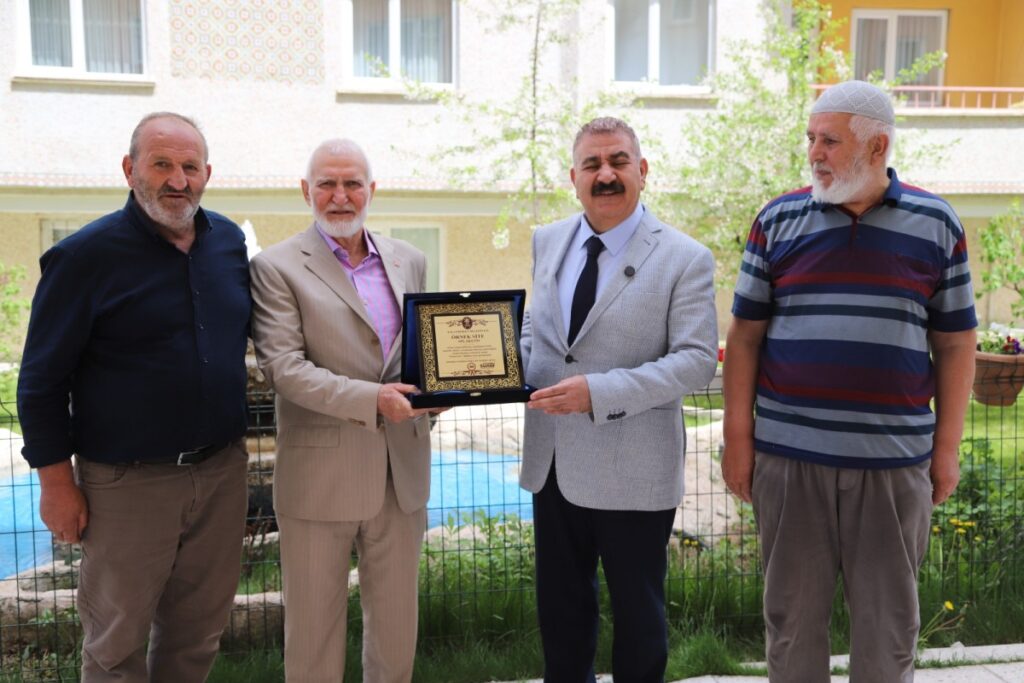 Başkan Sunar’dan Örnek Yaşam Alanına Teşekkür Plaketi